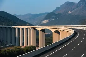 广东广连高速清远段和湖南临连高速今日建成通车图片