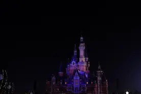 一起看，新年特别版烟花今晚在迪士尼乐园绽放！老年票标准从65周岁降到60周岁图片