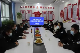 仪式感！这个派出所为辅警同志举行退休欢送会图片