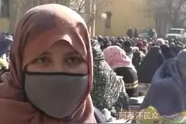 阿富汗发放中国援助物资 当地民众：“孩子们终于能吃上一顿饱饭了”图片