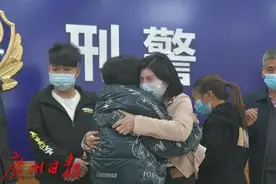 整整26年！这一抱，看哭了……图片