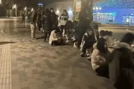 凌晨3点千人排队买玩偶，有人“憋到尿血”...没有故事的玲娜贝儿，如何拯救上海迪士尼图片