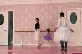 爸爸穿白纱裙陪女儿跳舞，画面太好笑了图片