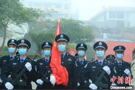 云南25个边防检查站开展“八千里边关同升一面国旗”活动图片