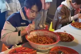 长沙小哥哥们街头吃辣条跨年，网友评论热闹了图片