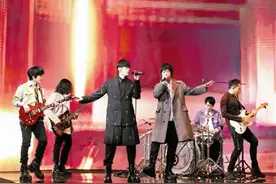 周杰伦助阵五月天演唱会图片