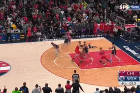 都不淡定了！NBA官方：德罗赞！连续第二天压哨三分绝杀图片