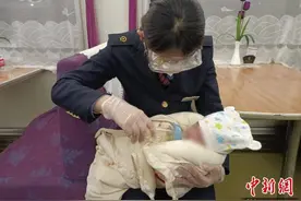 K306/7次列车内解救被拐婴儿 列车员“奶爸奶妈”温情守护图片