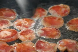 炸花生米，别再傻傻用油炸了！这样做只需1小瓶盖油，又脆又香，老香了图片