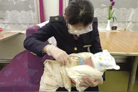 慌乱“父母”露马脚 乘务员察觉异样公安部门列车上救下一名被拐卖婴儿图片