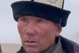 游客回应新疆大叔帮推车后亮党徽：当时天气非常恶劣，幸好有大叔的帮助图片