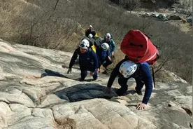 郑州男子在登封玉皇沟太阳峰坠崖，多处骨折，被困14小时后获救图片