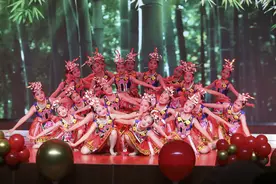 艺术盛宴迎新年！校长老师家长齐上舞台展才艺图片