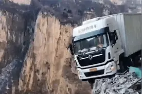 惊恐！货车车头冲出悬崖公路悬空图片