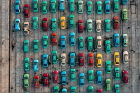 空中俯瞰广州南站出租车蓄车区，出租车列队犹如玩具图片