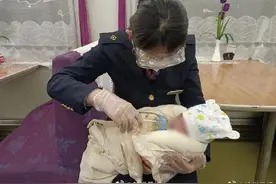 列车上，夫妇俩神色慌张借奶粉；乘务员报警发现：婴儿是花11万买来的图片