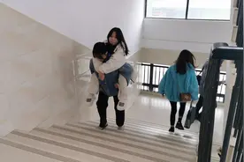 这一背，就是两年！19岁女生坚持背残疾同学上课，希望一起考上大学图片