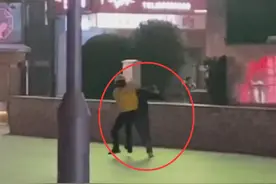 男子偷外卖被发现，骑手一个抱摔制服图片