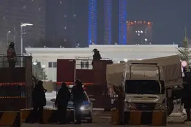 哈萨克斯坦首都恢复平静：特种部队把守总统府 民众排长队取款图片
