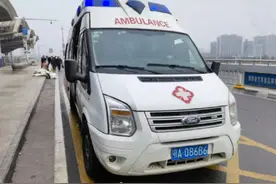 紧急！请为鄂A086B6让行，万分感谢图片