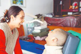 不悔不弃！照顾植物人男友四年半的她，等到奇迹了吗？图片