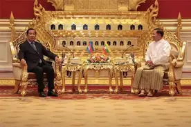 柬埔寨首相洪森会见缅甸国家管理委员会主席敏昂莱图片