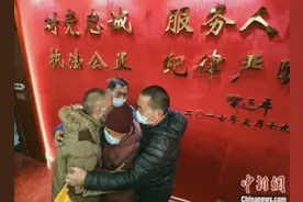 一声“妈妈”时隔近60年，帮300多人寻亲的他终于找到自己的妈图片