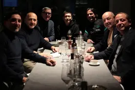 国米官方晒照：俱乐部主席张康阳与小因扎吉、教练组等人共进晚餐图片