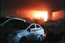 突发！柳州这座立交桥底，四辆汽车燃烧火光四溅，公安介入调查图片