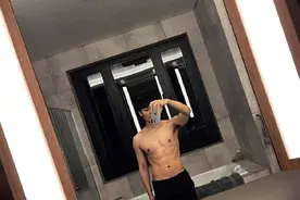 李荣浩晒身材肌肉明显 却被粉丝提醒注意腋下管理图片