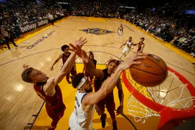 满血归来！汤普森复出暴扣：我根本没想到今天会隔扣别人图片