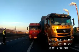 敲碎后视镜、竞逐行驶、故意别车……两货车高速上斗气，还并排行驶又骂又“打”图片