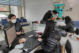 潍坊公交老年卡延期领取，暂时用身份证享受免费乘车图片