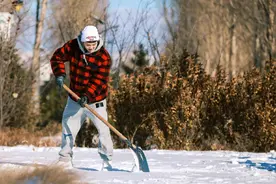 揣手手！鹿晗冬日雪地元气照 捧雪少年干净治愈图片