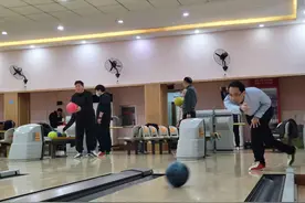 从日入8万，到每局2元，郑州如今为何只剩下了一家保龄球馆？图片