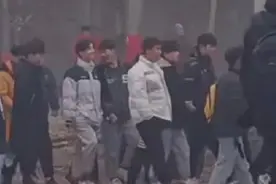 气势拉满！姐姐结婚弟弟喊全班男生送亲图片