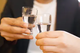 生逼硬劝当休矣！“自愿饮酒”应是酒桌底线图片