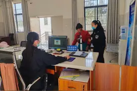 取款没有身份证急坏老人 民警现场安排让其眉开眼笑图片