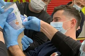 斗牛犬偷吃婴儿奶粉头被卡住 消防员暖心营救图片