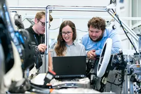 锂电池厂抢人大战：猎头每天打100个电话挖人，老板做梦都想上市图片