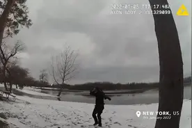 暖心！美国一名警官走上结冰的湖面营救一只落水的狗图片