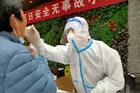 暖心！抗疫一线，武警上海总队休假军医和妻子的特殊合影图片