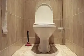 杭州女子这种姿势上厕所，“砰”一声巨响……惨了图片