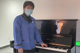 “偷偷”自学钢琴的清华保洁员：艺术不分职业，也不分年龄图片