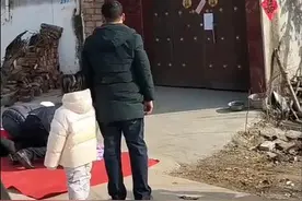 河南一对夫妇在儿子婚礼时被隔离：站在房顶接受新人磕头，红包消毒后扔下图片