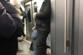 当众打孩子，让孩子下跪！这位家长，你违法了……图片