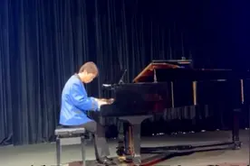 清华保洁阿姨弹钢琴视频走红：一曲《我的中国心》掌声雷动图片