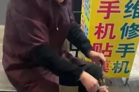 浙江一老人街头卖车厘子5元一斤，瞬间被抢购一空，背后原因让人泪目图片