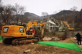 「现场」济南泉域保护区被侵蚀，城管部门开始拆除违建别墅图片