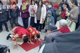 泪崩！孙女出嫁 奶奶一个动作令网友破防图片